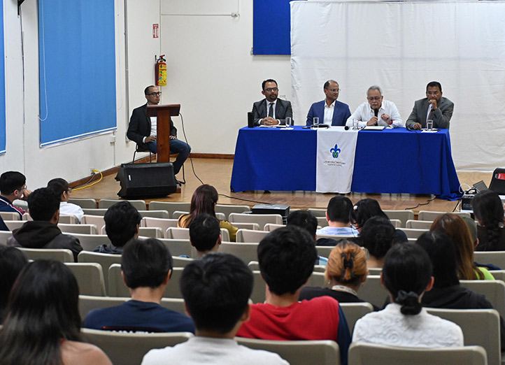 El conversatorio fue presenciado por estudiantes de la Facultad de Economía  