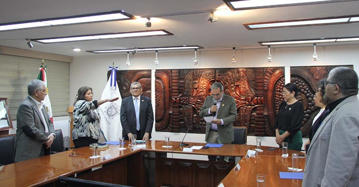 Mónica Victoria Ruiz Balcázar rindió protesta ante autoridades universitarias