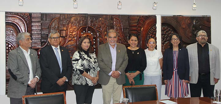 La ceremonia se realizó en la Sala de Juntas de Rectoría y por Zoom, con la participación de autoridades universitarias de las cinco regiones 