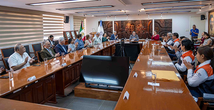 Los reconocimientos fueron entregados en reunión celebrada en sala de juntas de Rectoría 