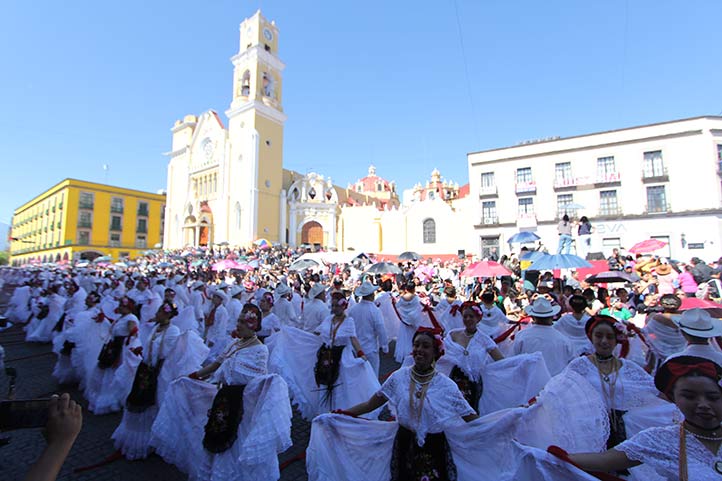 El Récord La Bamba 2024, realizado en la región Xalapa, convocó a 2 mil 700 bailarinas y bailarines, y a público de todas las edades 