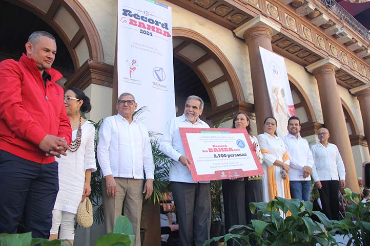 Rocío Nahle, gobernadora electa de Veracruz, acompañó al rector Martín Aguilar Sánchez y a las autoridades universitarias en la entrega del ticket que avala el récord alcanzado