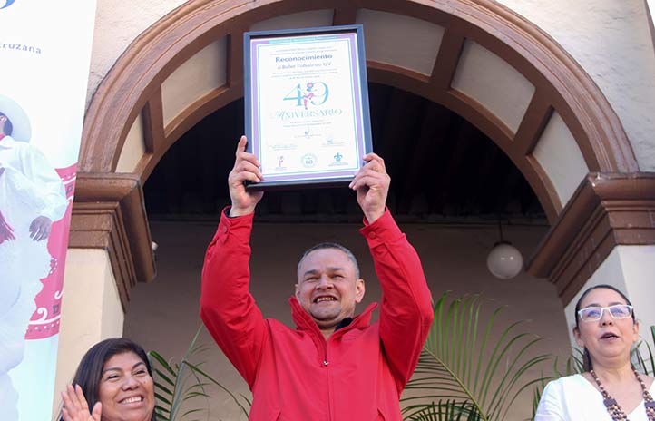 A nombre del Ballet Folklórico de la UV, su director Julio César Flores Prado recibió un reconocimiento por su 49 aniversario 