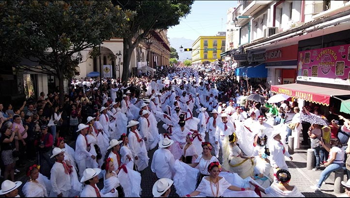 En el marco del 80 aniversario de la UV, bailarinas y bailarines de Veracruz y diversos puntos del país, participaron en el Récord La Bamba 