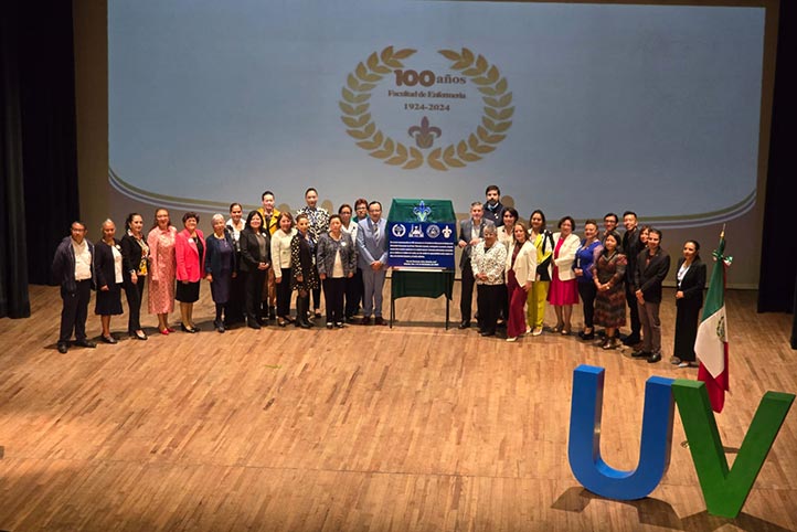 Autoridades y académicos de la entidad develaron una placa conmemorativa, misma que será colocada en las instalaciones de la Facultad 