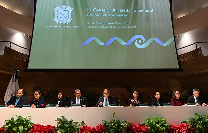 El rector Martín Aguilar y funcionarios universitarios presidieron la sesión extraordinaria del CUG 