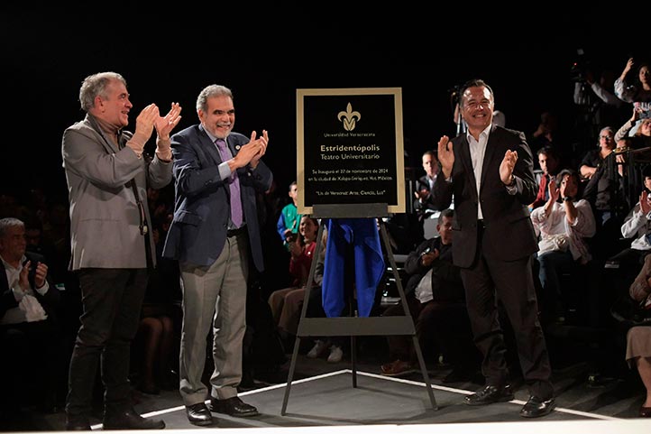 El rector Martín Aguilar Sánchez, y el gobernador de Veracruz, Cuitláhuac García Jiménez inauguraron Estridentópolis, Teatro Universitario