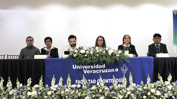 Autoridades universitarias en la conmemoración del 44 aniversario de la Facultad de Odontología en Poza Rica 