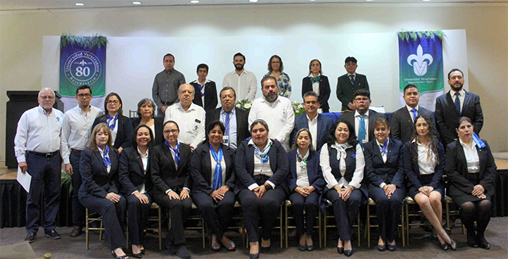 Comunidad académica y directiva con autoridades universitarias 