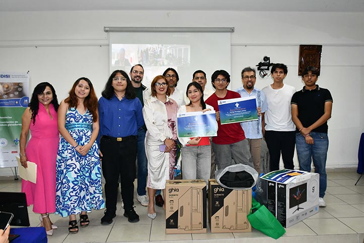 Ganadores del concurso “Comunidad segura, porque la información segura… ¡Es cultura!” con autoridades universitarias 