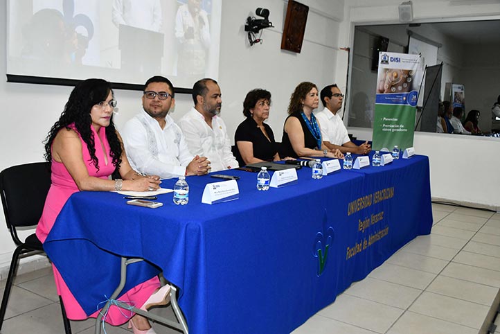 Autoridades universitarias durante la inauguración 