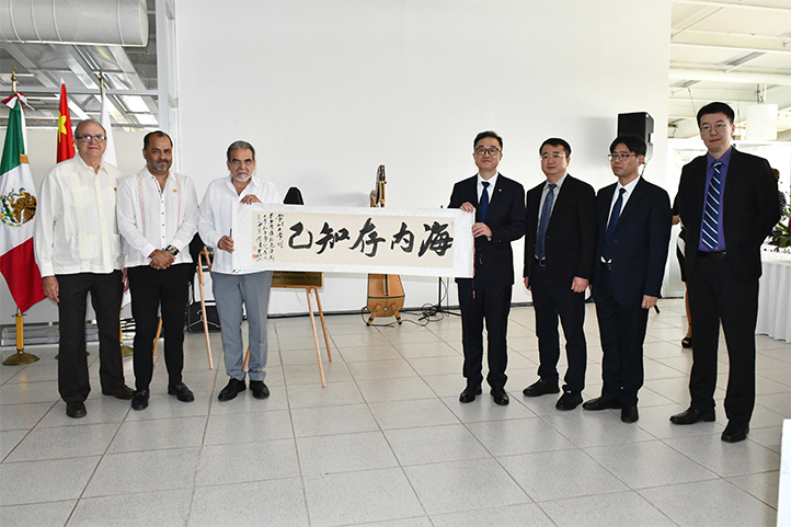 El rector Martín Aguilar Sánchez y autoridades universitarias con representantes de la Universidad de Changzhou 