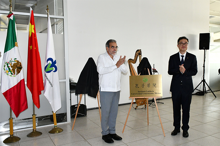 El Rector de la UV develó la placa del instituto, acompañado por Gang Zhou, vicerrector de la Universidad de Changzhou 