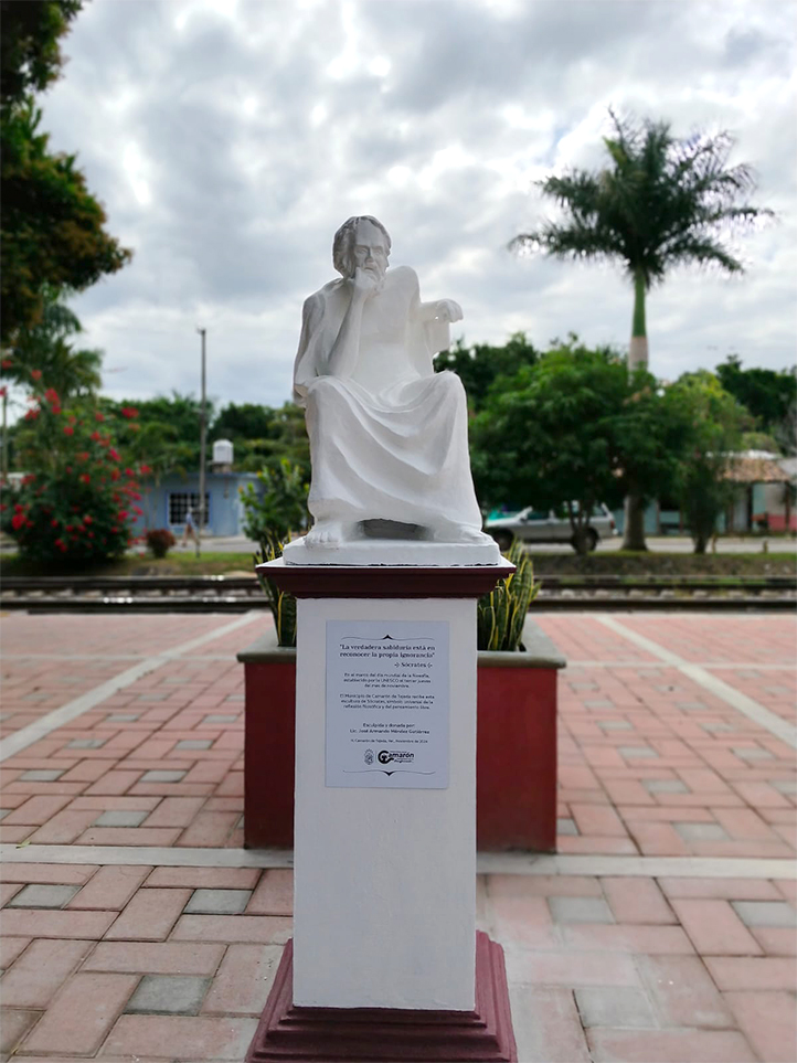 La escultura de Sócrates se colocó en la antigua estación de ferrocarril  