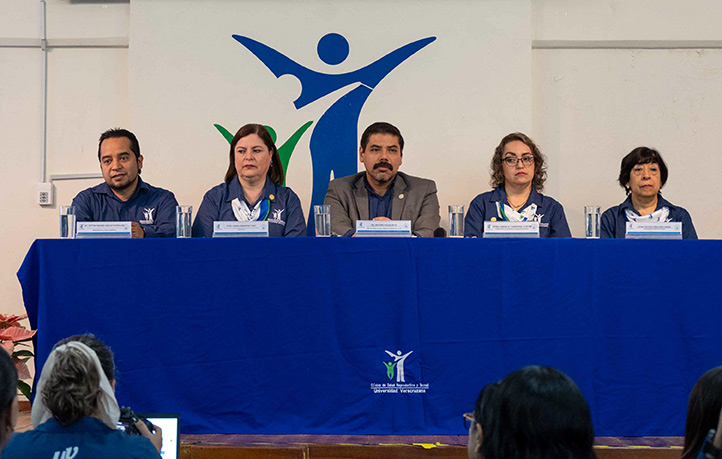 Arturo Aguilar Ye y Cirenia Hernández Trejo encabezaron la ceremonia en la que la Clínica Universitaria reconoció la labor de su personal químico 