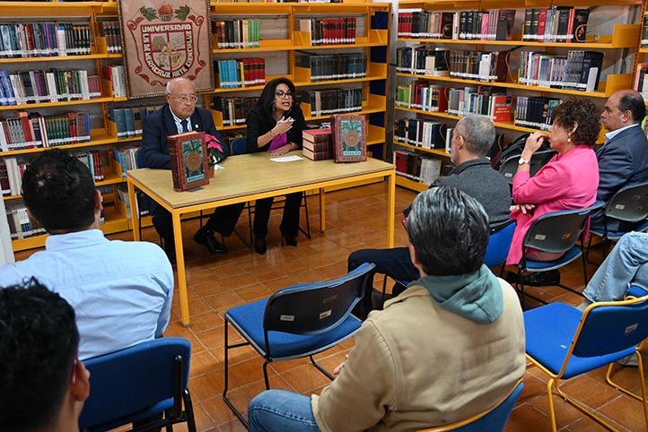 El evento de la donación se realizó en las instalaciones de la biblioteca 