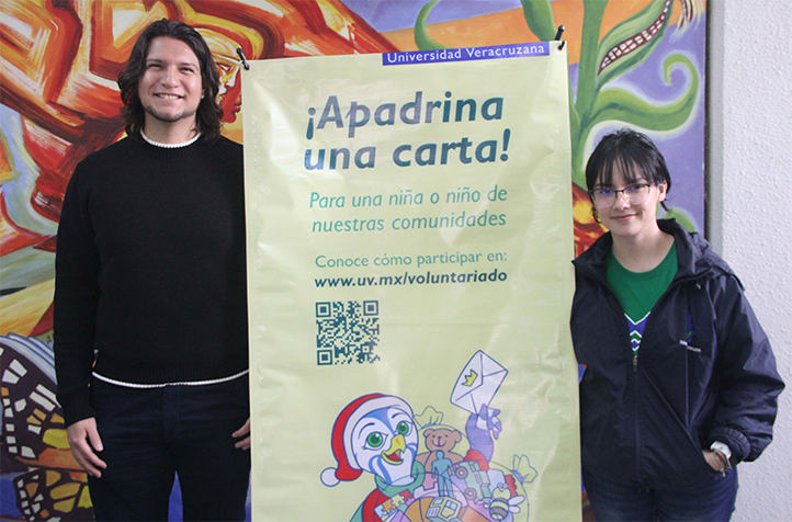 Milton Reséndiz y Dana Jiménez, del Voluntariado UV, invitaron a participar en la campaña “Apadrina una carta” 