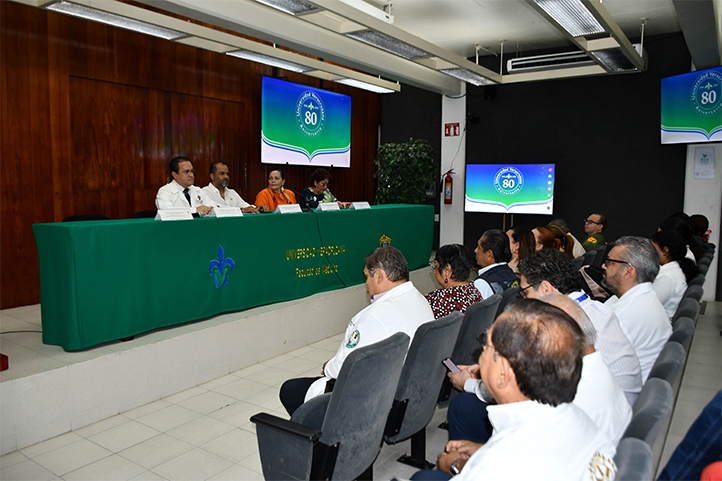 Autoridades universitarias durante la presentación de resultados 