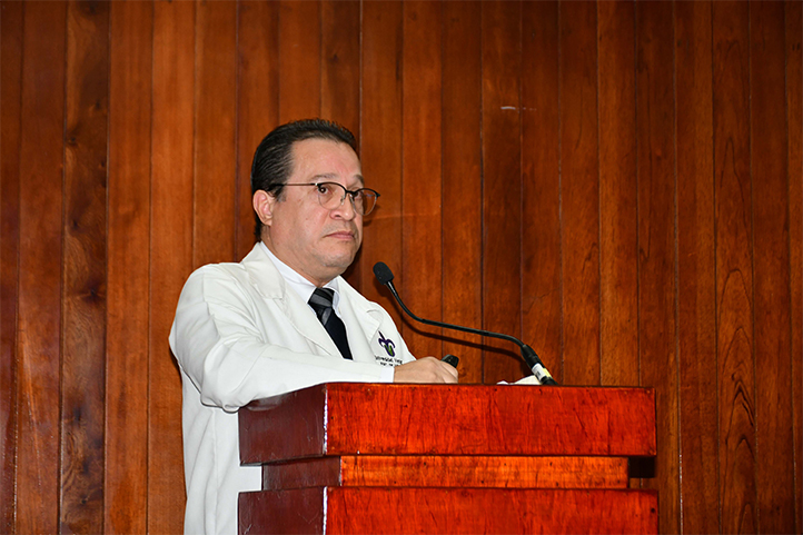 Julio César Viñas Dozal, director de Medicina, durante su mensaje 