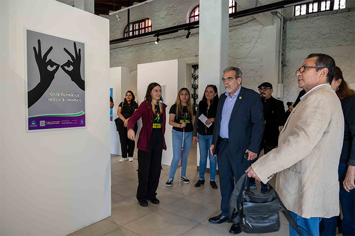 El rector y la comunidad recorrieron la exposición Sensibilización, realizada por alumnos de tercer semestre de la Facultad de Artes Plásticas 