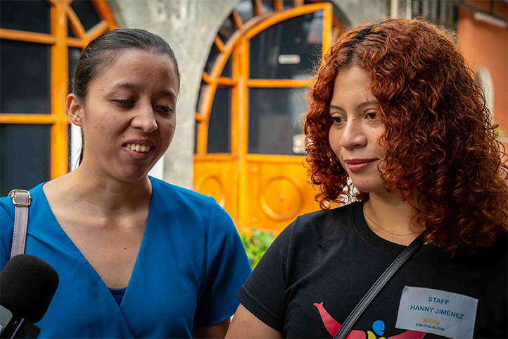 Mireya Hernández Hernández, egresada de la Facultad de Letras Españolas, con la guía Jani Lorena Jiménez 