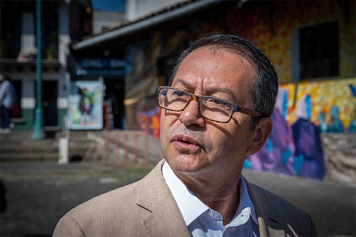 Ramón León García, académico de la Facultad de Artes Plásticas, coordinador de la exposición de carteles 