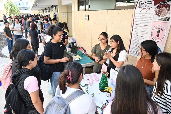 En la Feria de Emprendimiento participaron aproximadamente 70 universitarios de dos programas educativos 