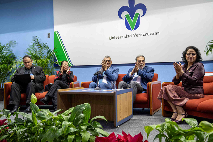 Autoridades universitarias, encabezadas por el Rector Martín Aguilar Sánchez, en el inicio del Encuentro de la Investigación en la Universidad Veracruzana 