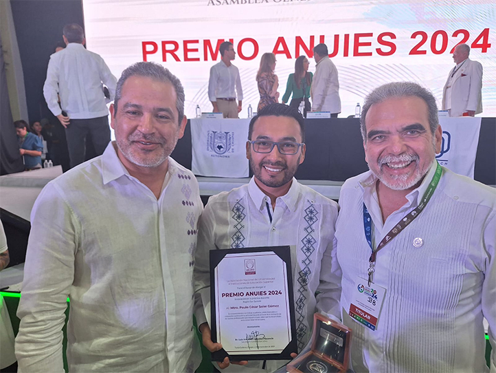 Carlos Natarén Nandayapa, rector de la Universidad Autónoma de Chiapas; Paulo Soler, y Martín Aguilar Sánchez, rector de la UV, el día de la premiación