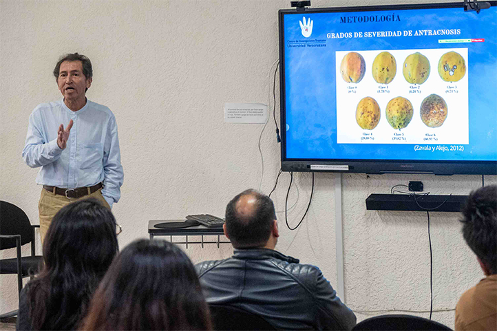 Alumno del Citro-UV presentó proyecto sobre el uso de agua de mar como bioestimulante natural en frutos de papaya maradol 