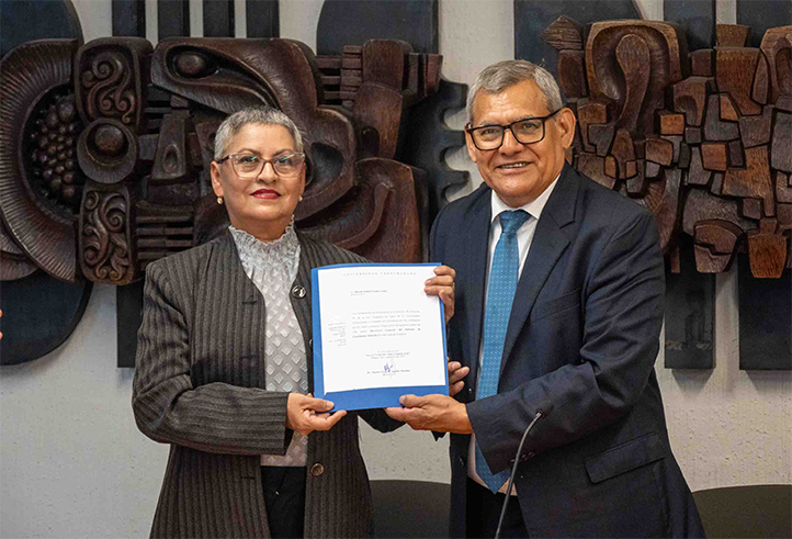 María Isabel Gómez recibió el nombramiento de manos de Juan Ortiz Escamilla, secretario Académico 