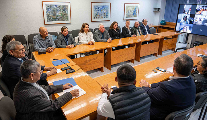 A la ceremonia asistieron presencialmente directores generales de las áreas académicas y administrativas de la UV 