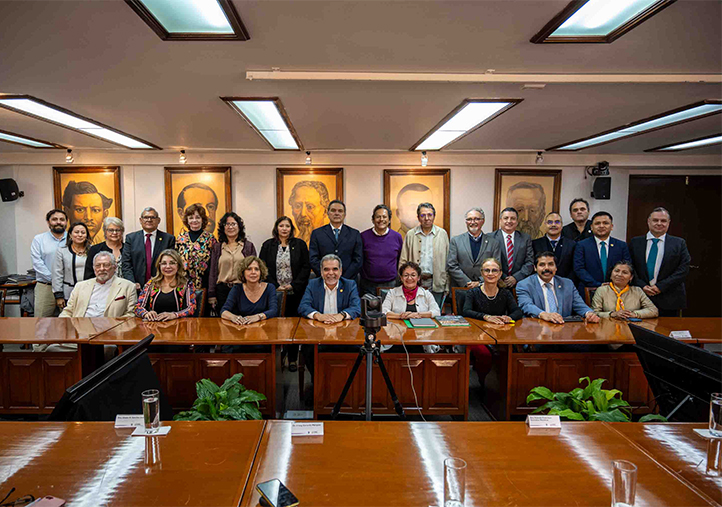 Luego de la firma del convenio se realizó la toma de fotografía grupal con la presencia de rectoras, rectores de la región sur-sureste, representantes de universidades, autoridades UV y del gobierno federal 