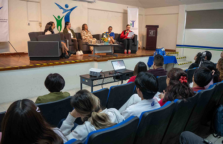 Cirenia Hernández, directora de la CUSRS, destacó que cada vez más mujeres incursionan en la ciencia y en el campo de la salud 