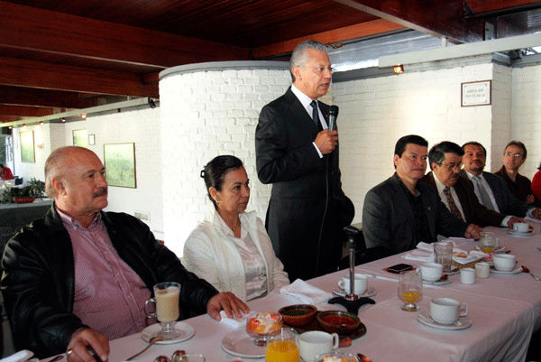 El rector Raúl Arias Lovillo se reunió con miembros del Fesapauv, encabezados por Enrique Levet Gorozpe e Irma Zamora Cortina