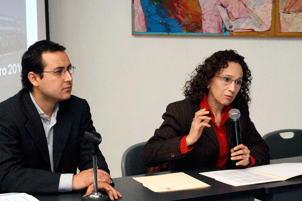 Héctor Rangel, responsable del Programa de Movilidad Estudiantil Nacional, y Leticia Rodríguez Audirac, directora general de Desarrollo Académico