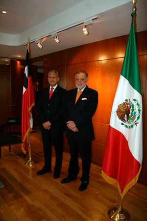 El rector Raúl Arias Lovillo y el embajador chileno Germán Guerrero