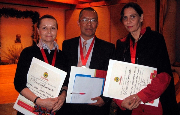 Galina Ershova, Pedro Jiménez y Gisele Daltrini, en representación de Anne Marie Pessis, con la “Medalla al Mérito Veracruzano en Arqueología”