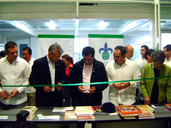 El Rector y el gobernador Fidel Herrera, acompañados de autoridades universitarias del campus, inauguraron la nueva Biblioteca de la Facultad de Ingeniería