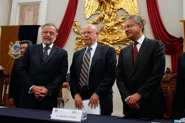 El embajador de Chile en México, Germán Guerrero Pavez; el rector de la UNAM, José Narro Robles, y el rector de la UV, Raúl Arias Lovillo