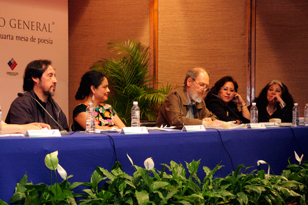 Elikura Chihuailaif, Natalia Toledo, Hernán Lavín, Silvia Tomasa y Carmen Berenguer en la mesa “Canto general”