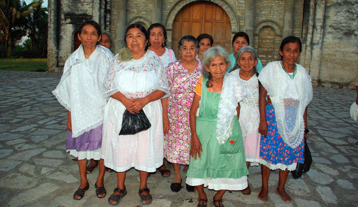 Grupo de mujeres totonacas de la primera generación en el atrio de la iglesia, después de cumplir sus tareas religiosas