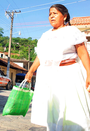 Doña Juana encaminada a cumplir sus labores domésticas