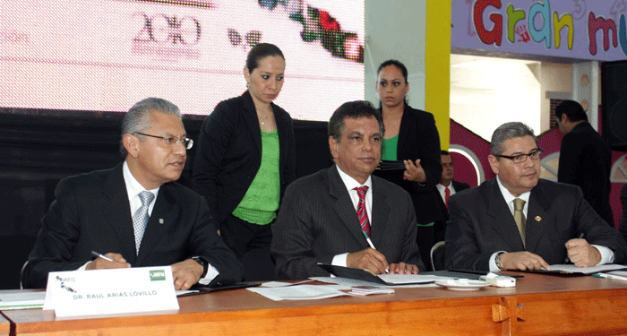 Firmaron el convenio el rector Raúl Arias, el gobernador Fidel Herrera y el titular del Orfis Mauricio Audirac