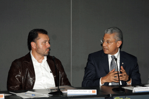 Francisco Monroy Gaytán, presidente de la Red de Universidades Interculturales del País, y Raúl Arias Lovillo, rector de la UV