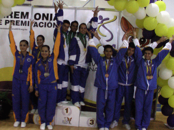 Integrantes de la selección de aerobics de la UV, en el podium de los triunfadores