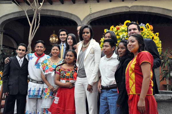 A la izquierda de la señora Obama, el estudiante de la UVI José Carlos Franco